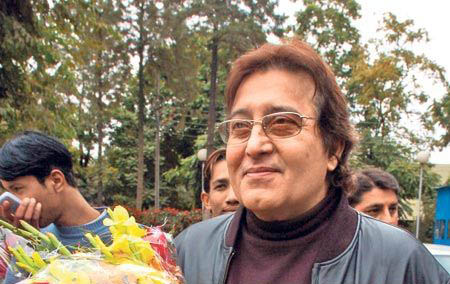 'I can't fight Rishi Kapoor, Vinod Khanna'